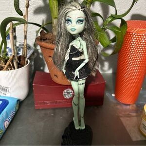 Monster high Frankie Stain doll 11inches black dress long hair